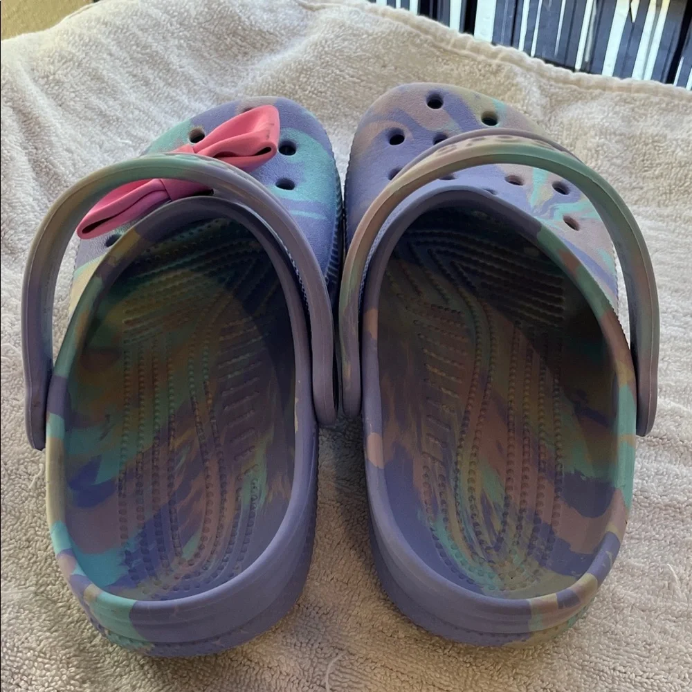 CROCS Kids Multicolor Slippers with Pink Bow